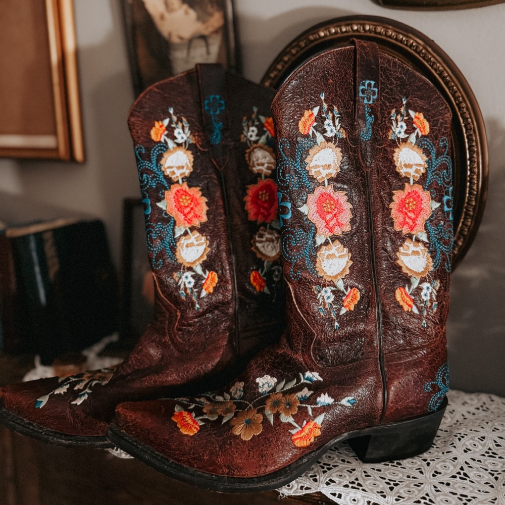 Macy Bean M8031 Ladies Embroidered Western Cowboy Boot Sweet 16 Foot Snip Toe